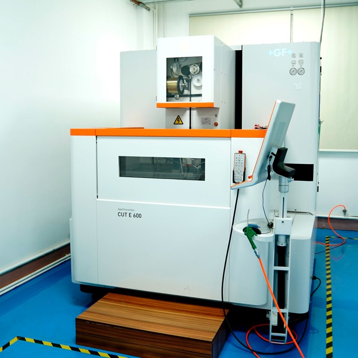 मोल्डिंग_ग्रुप_वन